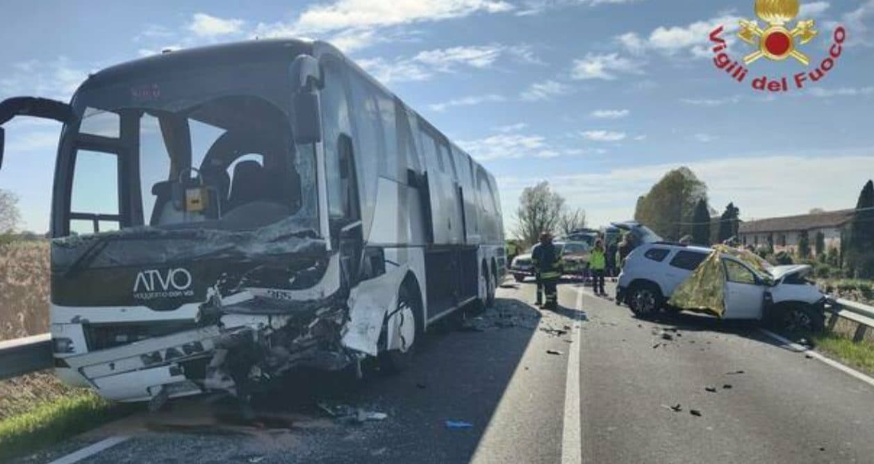 Venezia, auto invade corsia opposta e si schianta contro bus a Portegrandi: un morto e cinque feriti