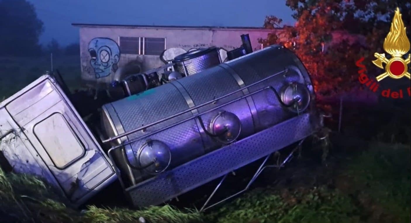 Modena, schianto tra camion del latte e auto sulla via Emilia: 3 morti e un ferito grave, il video dei soccorsi