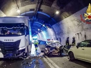 Incidente sotto la galleria del Montagnolo, scontro auto e tir: bimbo di 3 anni muore dopo 15 giorni di agonia