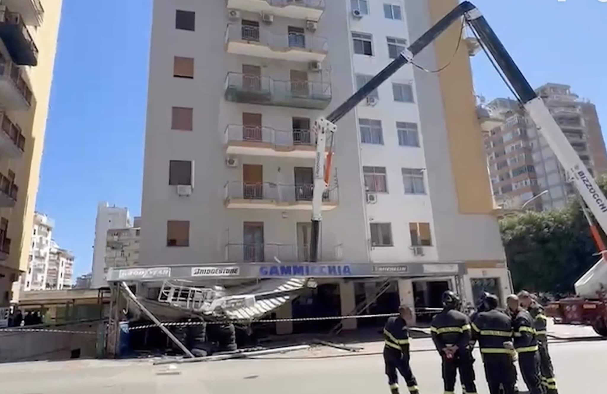 Si ribalta carrello della gru e precipitano nel vuoto mentre lavorano: morti due operai a Palermo