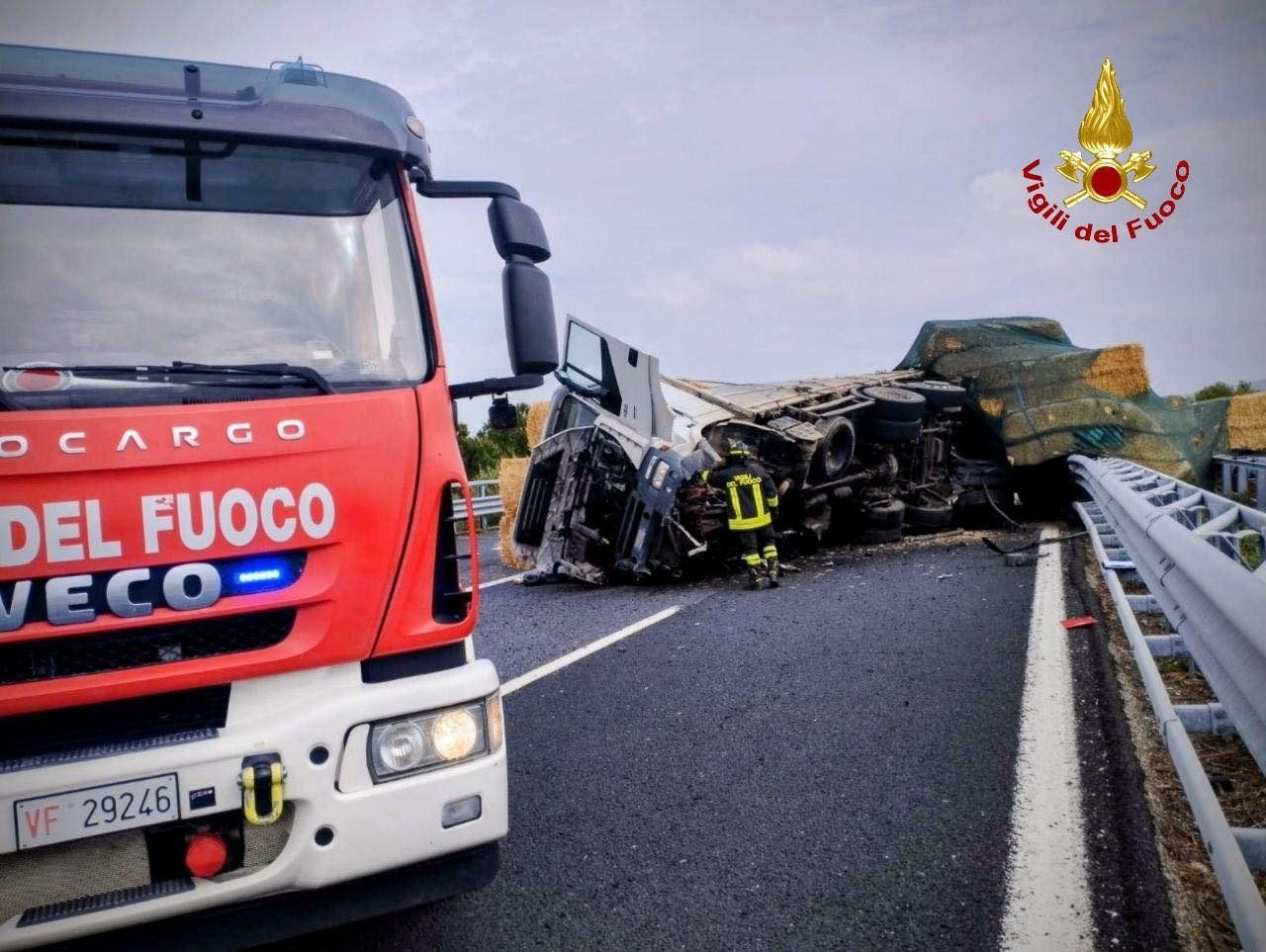 Tir carico di paglia si ribalta sull’autostrada A14 a Montenero di Bisaccia: lunghe code verso Bari