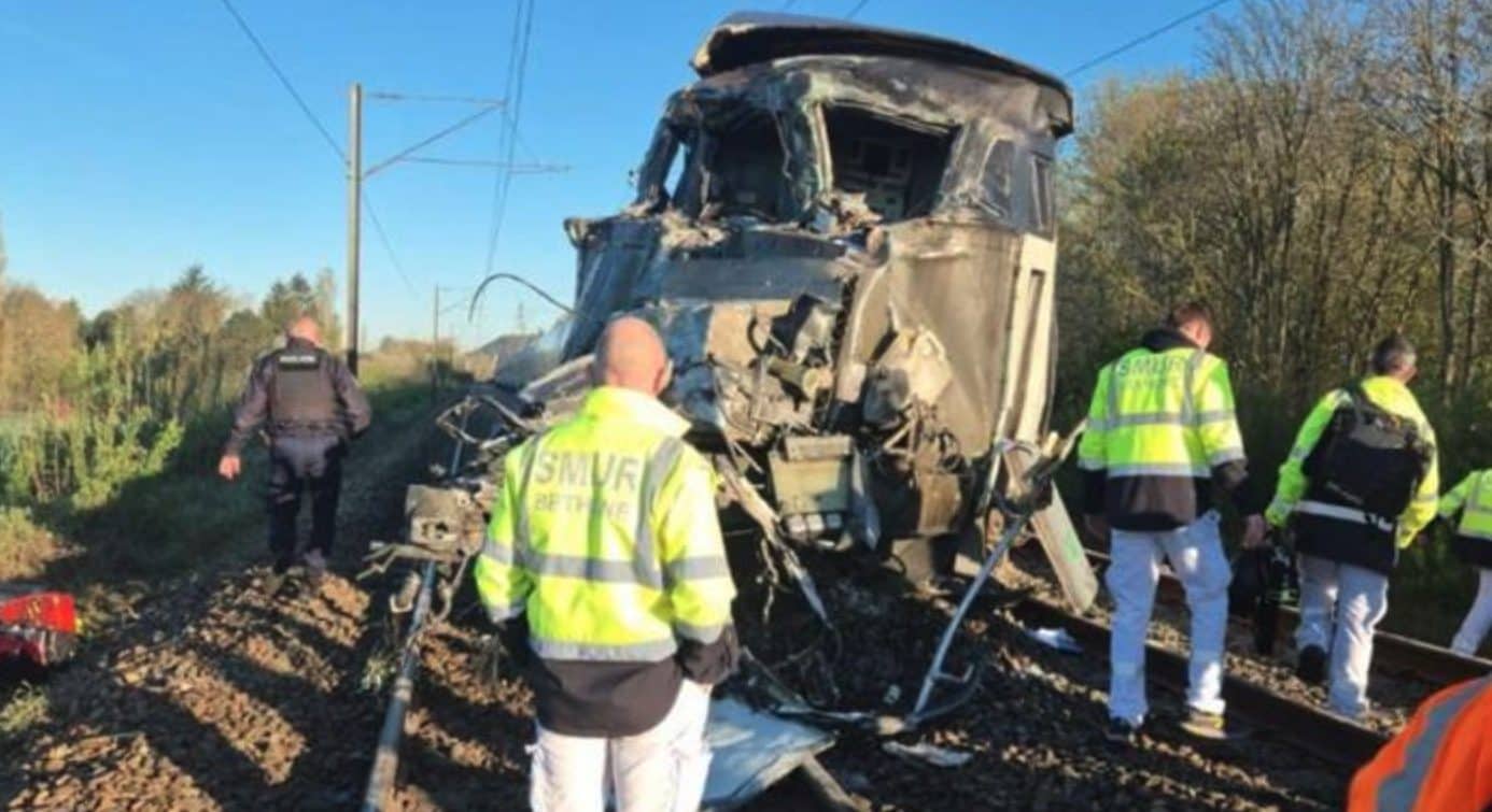 Treno Tgv si schianta contro camion con materiale militare in Francia: morto macchinista, diversi passeggeri feriti