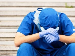 Torino, infermiere preso a calci da un paziente all’ospedale Molinette: “Gli ha fratturato il torace”