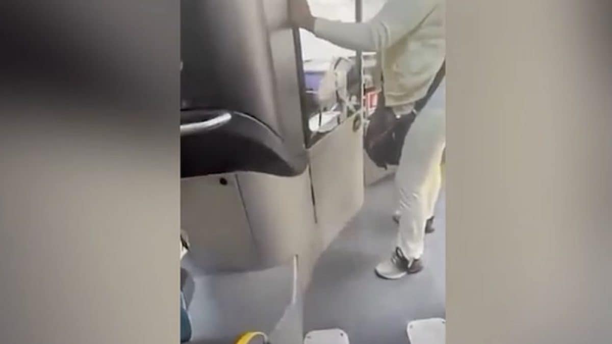 Un frame del video ripreso a bordo dell’autobus.