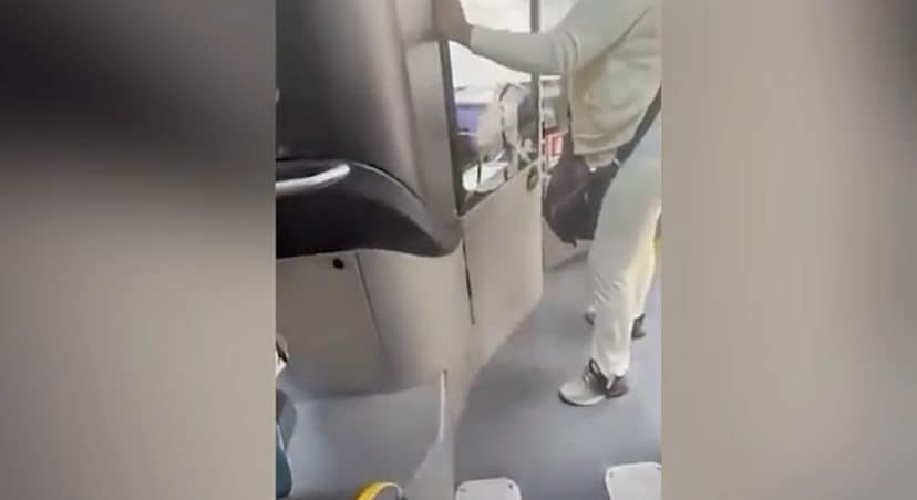 "Sei una me**a, vedi di che colore sei?", insulti razzisti a una passeggera a Rovereto: rimosso autista di bus