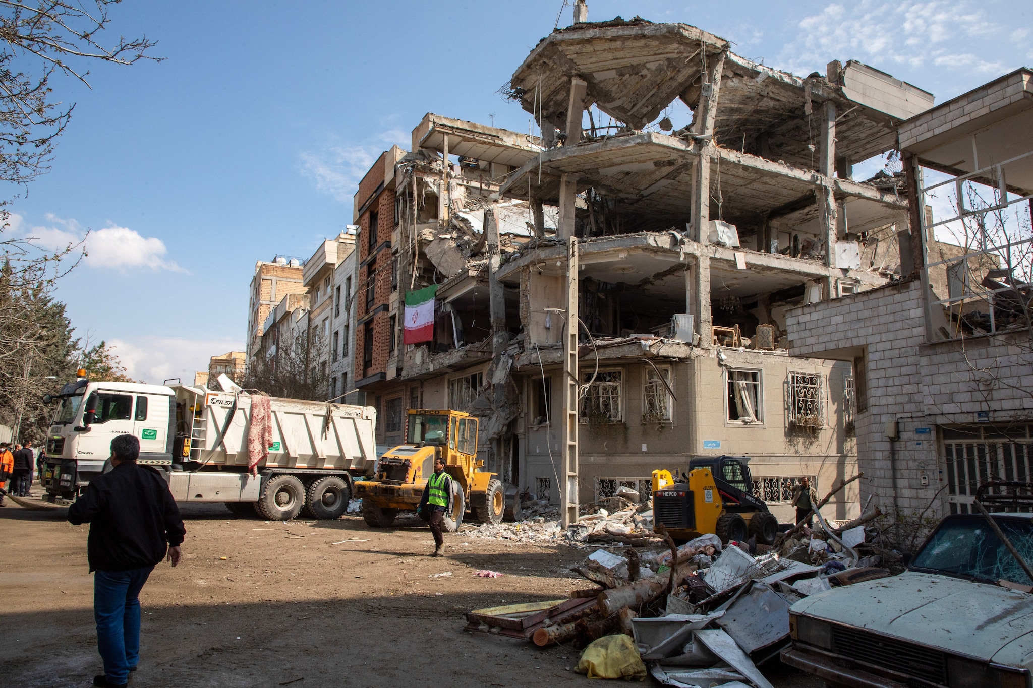 Iran, la guerra in diretta, Trump: “La guerra finirà in 2-3 settimane, anche senza accordo". Borse tutte positive e prezzo di petrolio e gas in calo