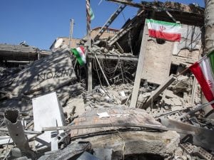 Iran, la guerra in diretta: oggi i colloqui Israele-Libano. Nave cinese sfida il blocco di Hormuz. Trump: “Teheran vuole fare un accordo”