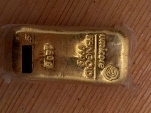Baviera, compra cassaforte usata per 15 euro e trova lingotto d’oro da 32mila euro: chiama la polizia e lo restituisce