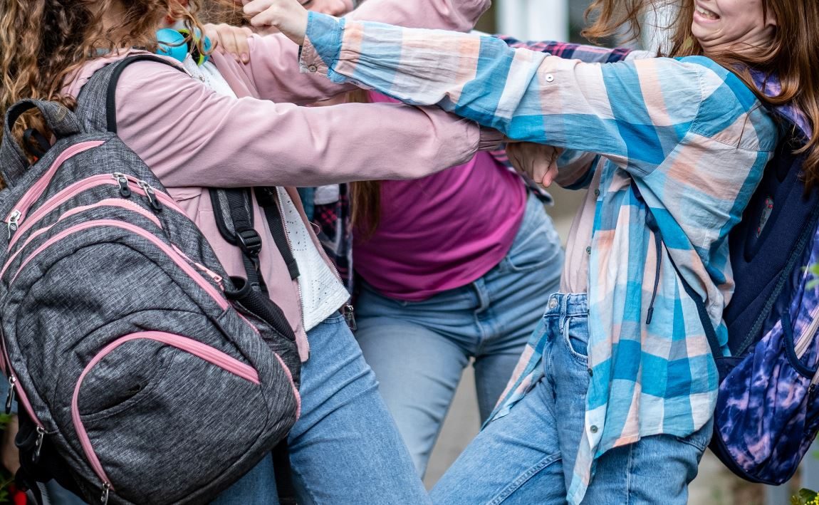 Pisa, 12enne aggredisce la compagna di classe a colpi di forbici, grave episodio in una scuola media