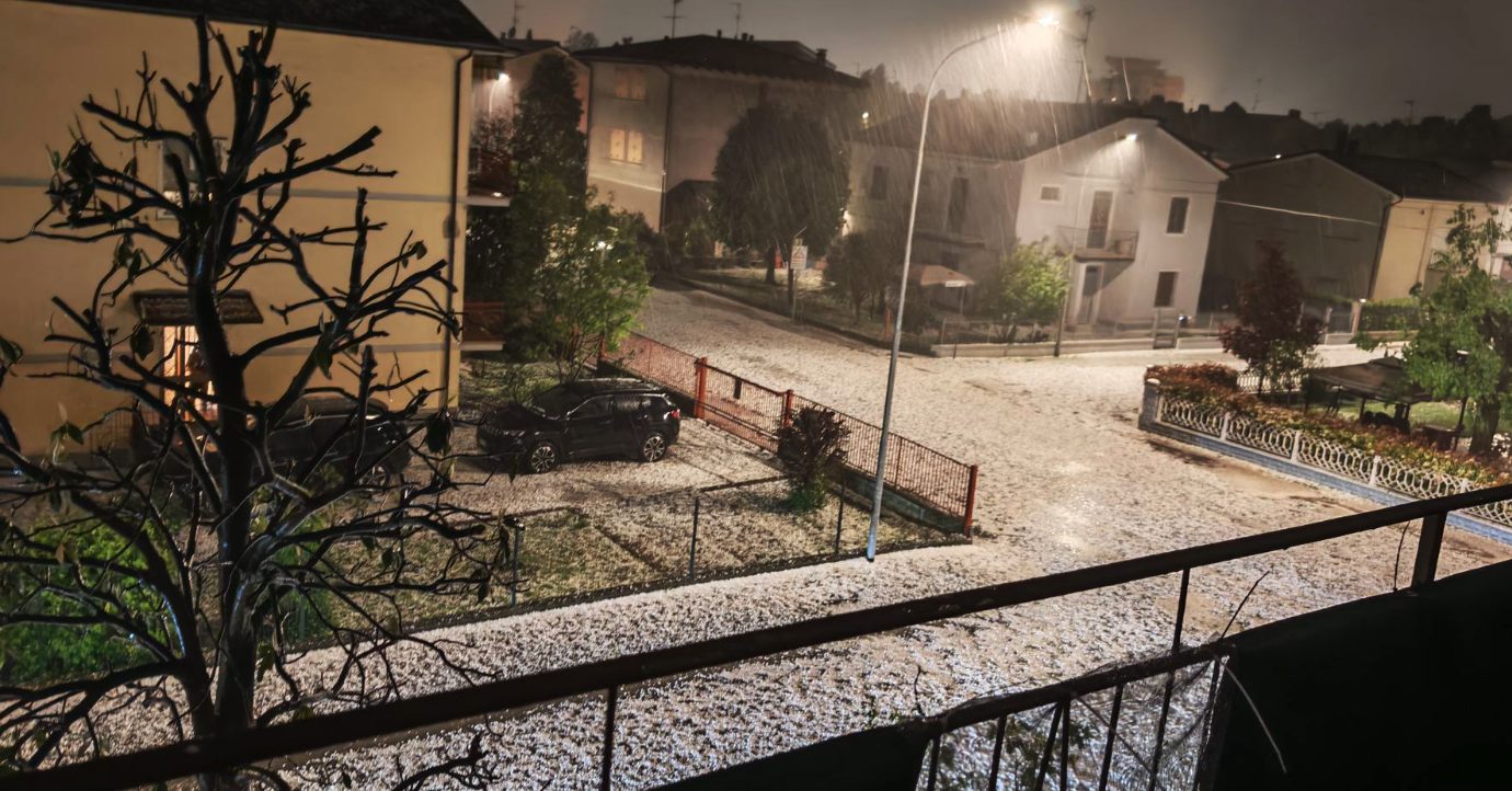 Notte di maltempo in Emilia-Romagna: grandine e temporali tra Modena e Bologna, strade imbiancate