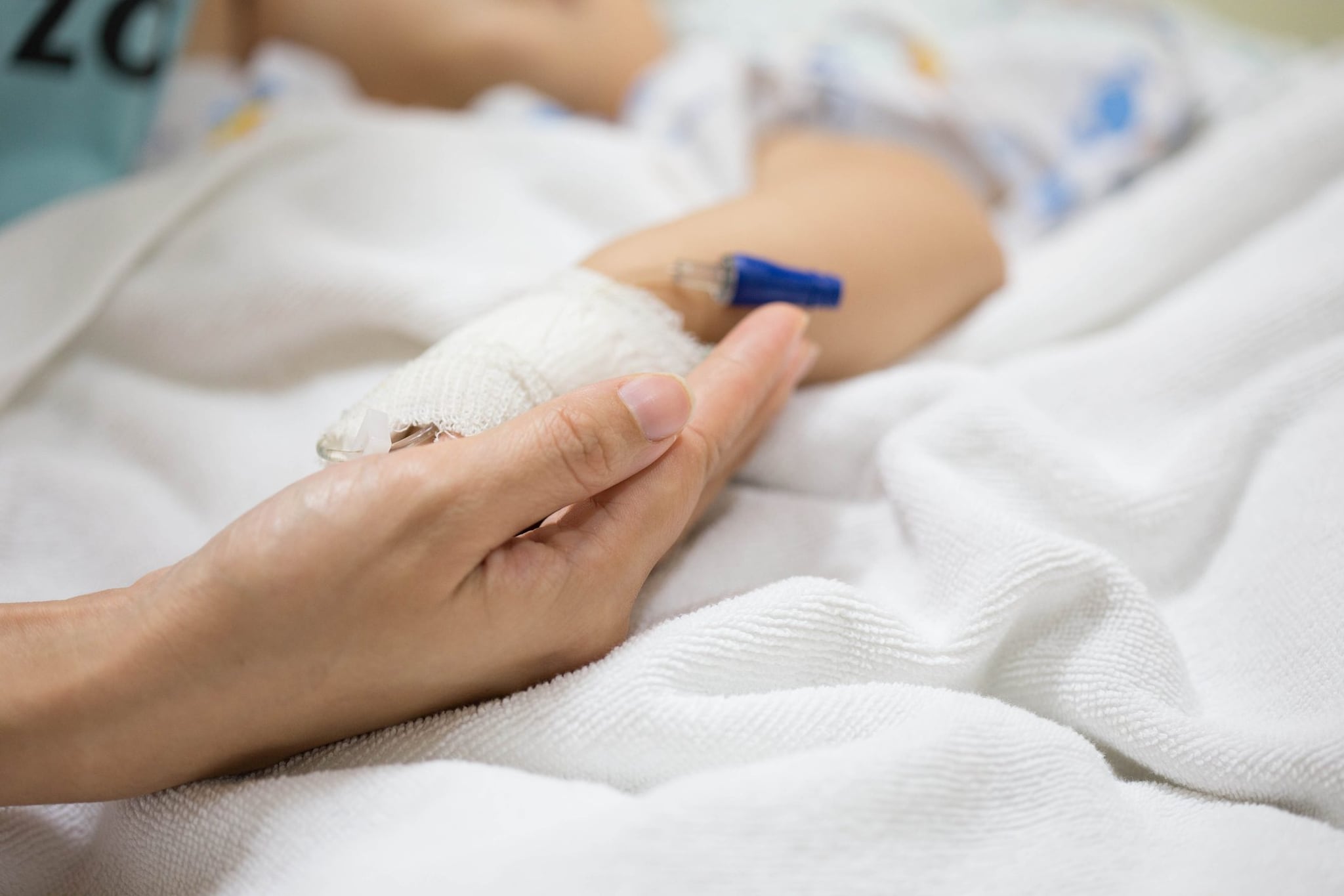 Travolta dal tosaerba guidato dal papà a Loria, la bimba sta meglio. La mamma: "È successo tutto in un attimo"