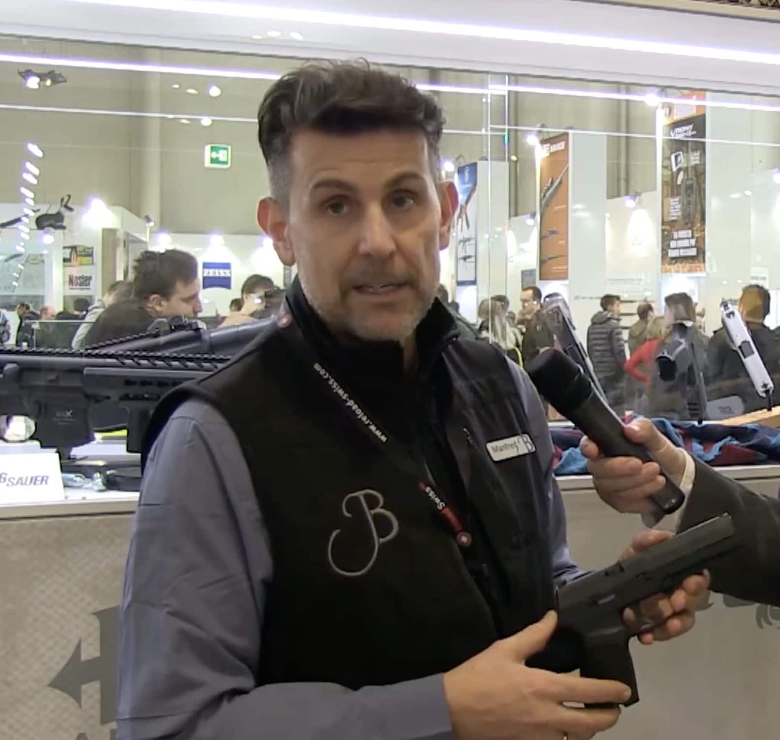 Manfred Gruber (screen da video YT Armi Magazine).