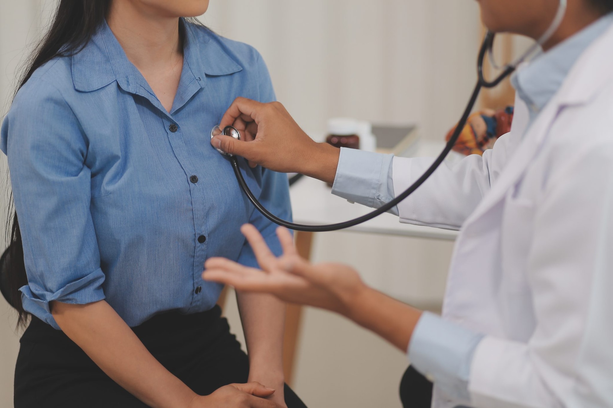 Trento, medico del lavoro molesta almeno 10 donne durante le visite: arrestato