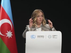 La debole strategia energetica del governo: il viaggio di Meloni in Azerbaigian per il gas è solo propaganda