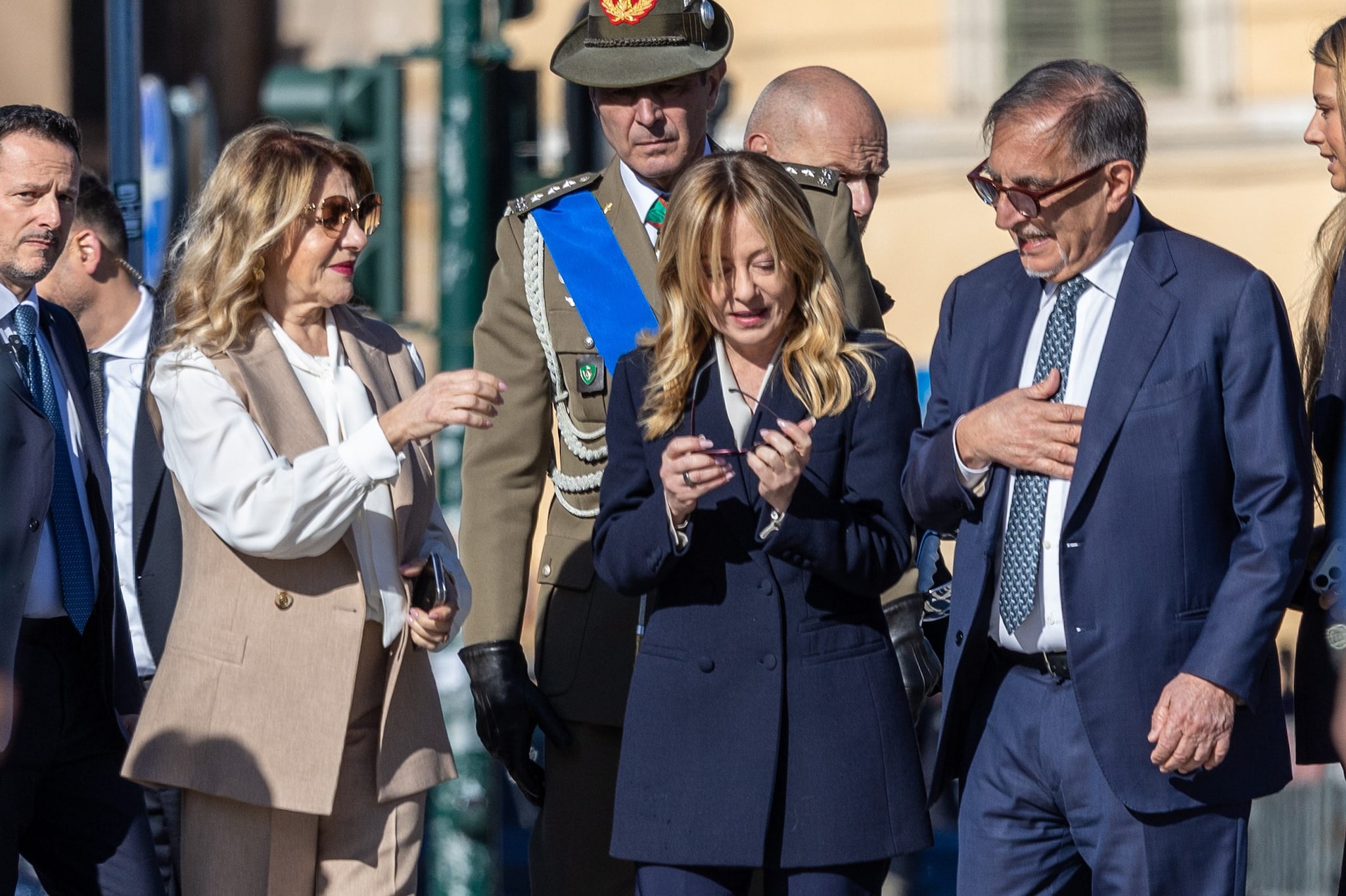 Governo Meloni, spari a Roma a corteo 25 aprile, insulti antisemiti Milano, la premier: "Violenza da chi dice di difendere la libertà": news in diretta
