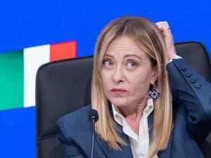 Meloni rivendica i record sull’occupazione e il lavoro, ma l’Italia rimane fanalino di coda in Europa