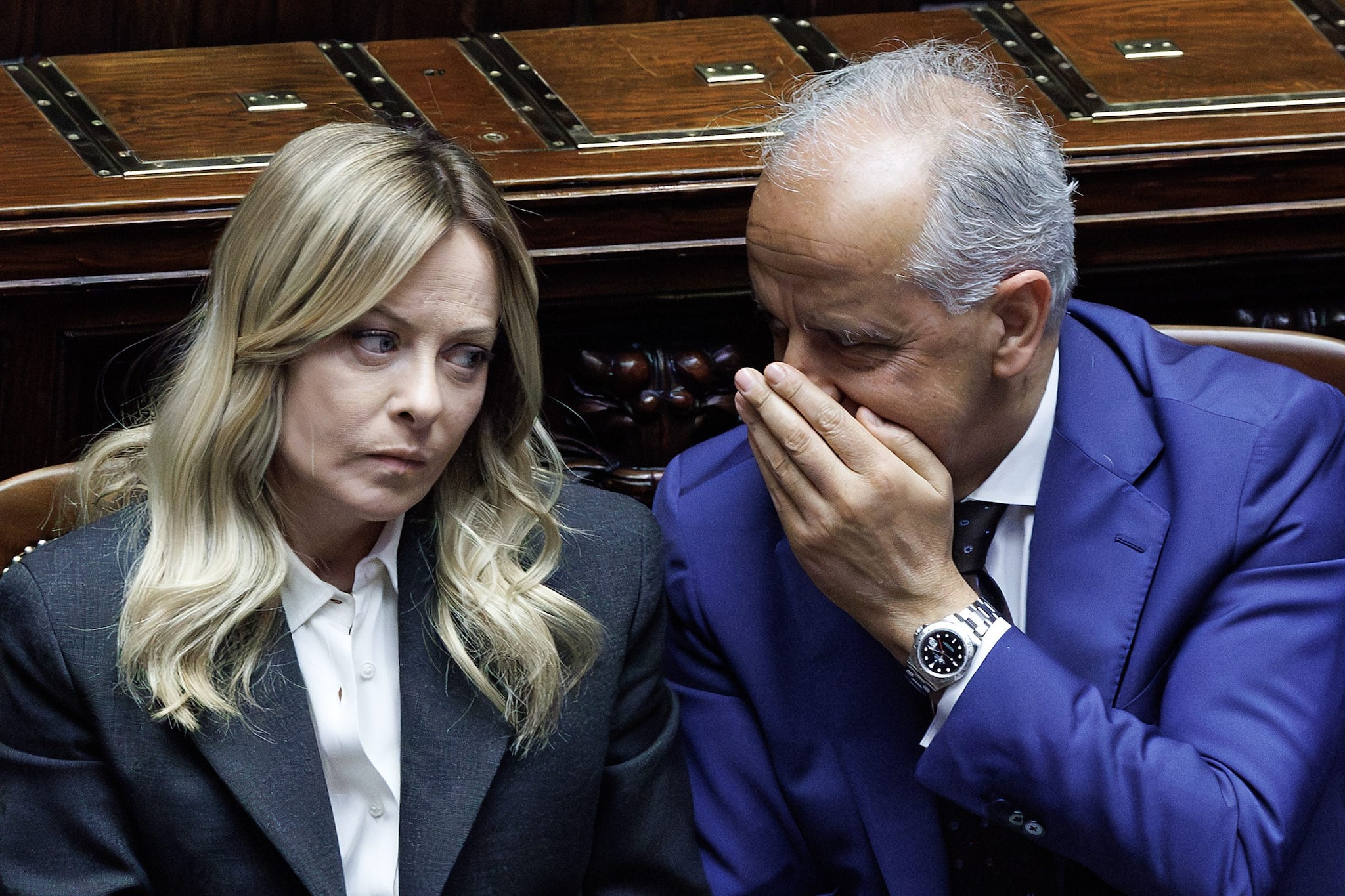 Sigonella, rave party, immigrazione e lavoro: una Meloni in calo di consensi si autocelebra con dati falsi