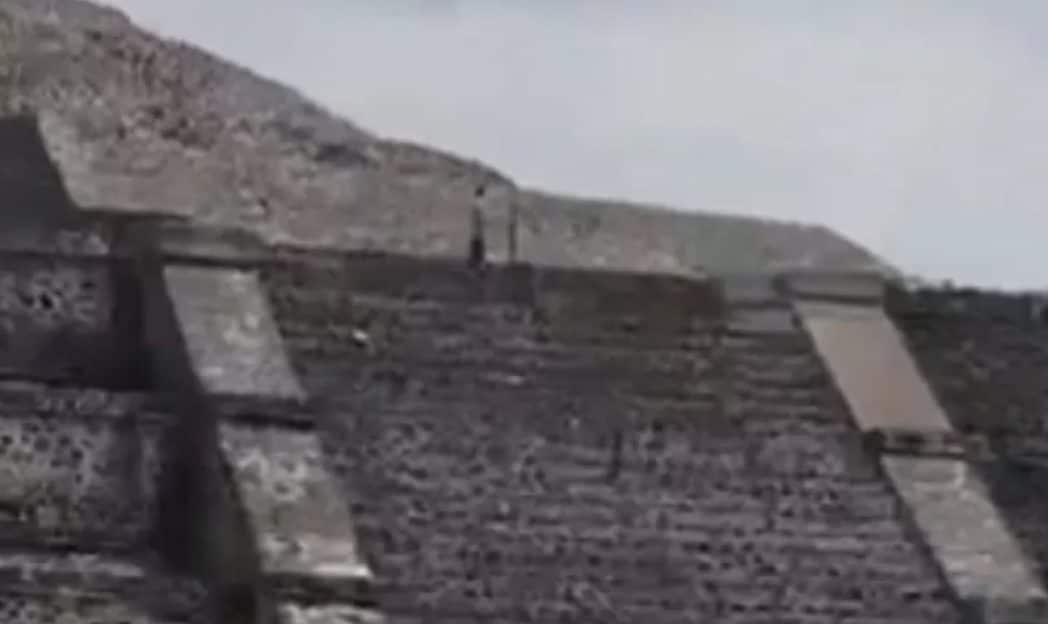 Si arrampica sulla Piramide della Luna in Messico, spara sui turisti poi si suicida: morta 32enne, 13 feriti