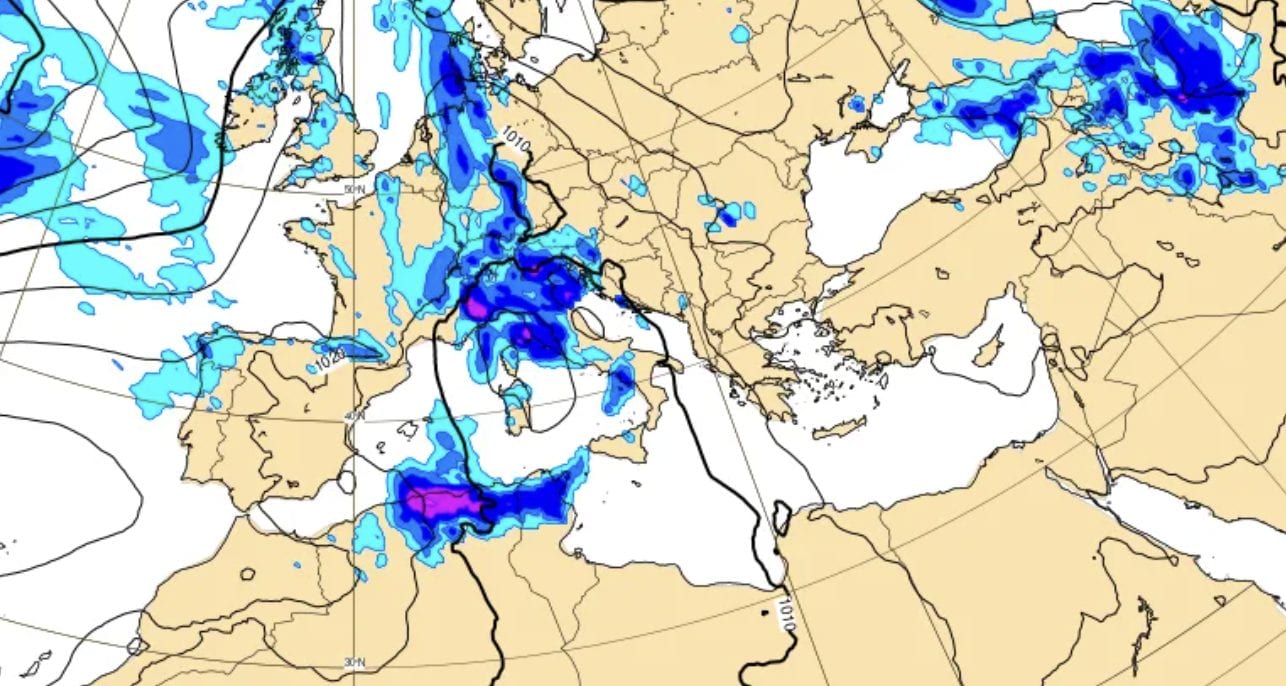 Inizio settimana di maltempo, due perturbazioni porteranno temporali e calo termico: le previsioni di Abelli