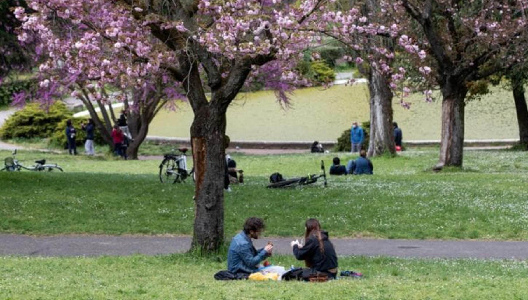 Che tempo farà oggi a Pasqua e domani a Pasquetta: sole e temperature fino a 26 gradi, le previsioni meteo