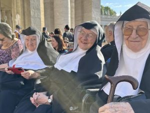 Il giallo delle suore austriache fuggite dall’ospizio: “Sono scomparse”, ma pubblicano un video all’udienza del Papa