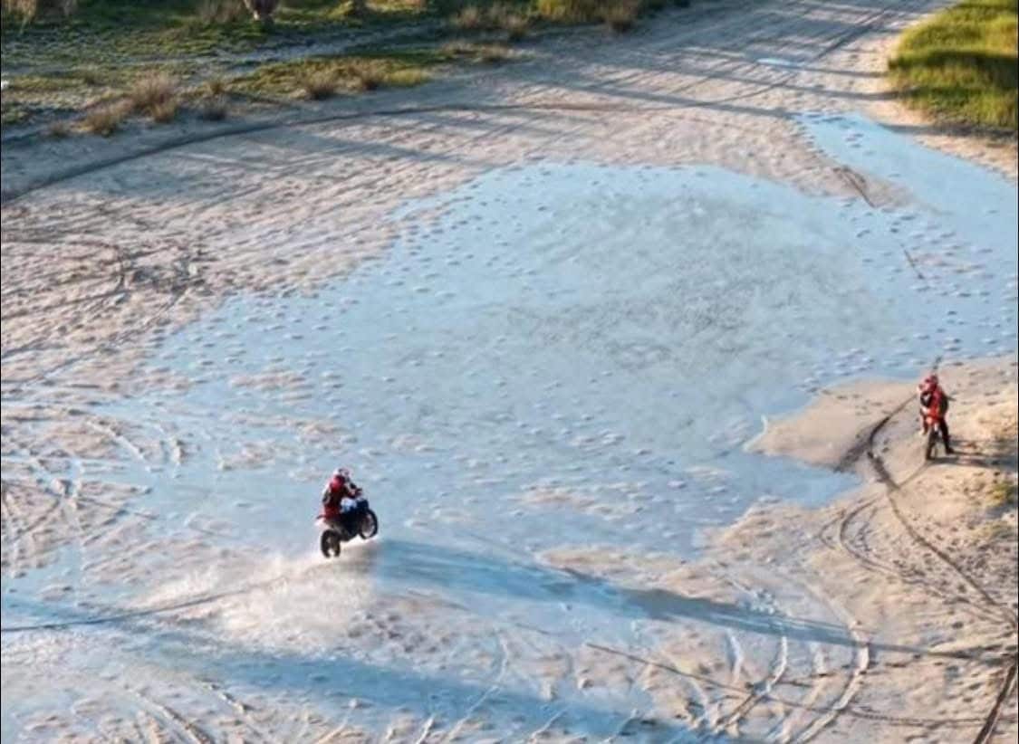 I bikers attraversano lo spazio protetto