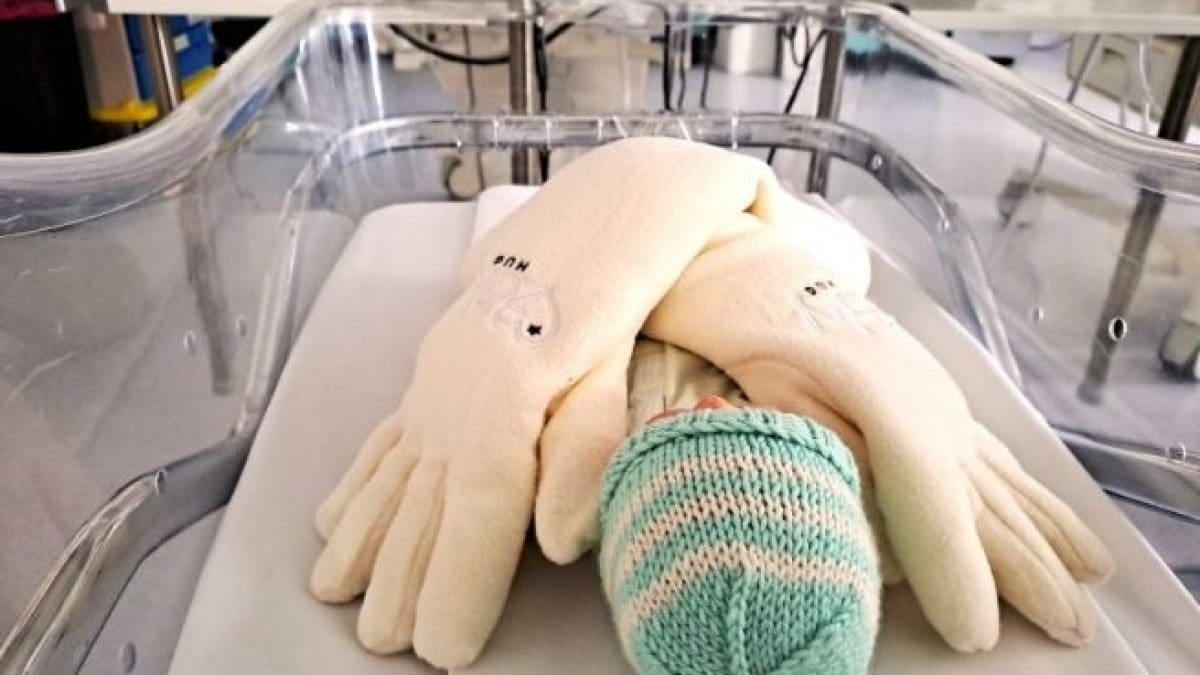 I guanti speciali donati da Orlando ai neonati ricoverati all’ospedale di Empoli – Foto Azienda Usl Toscana Centro.