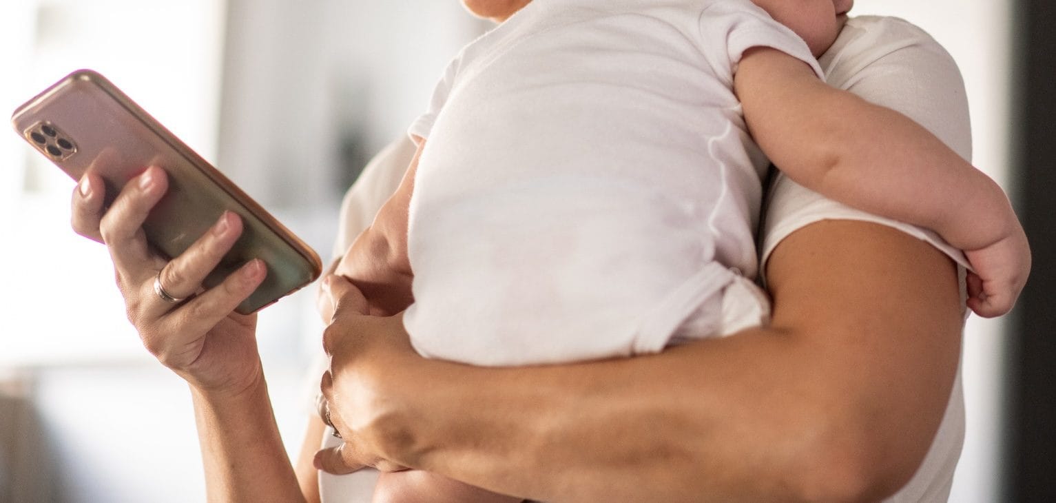 Padova, neonato ingoia un gioco e rischia di soffocare: infermiere del 118 guida la mamma al telefono e lo salva