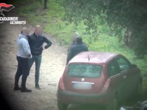 Non solo frane a Niscemi, lo smaltimento dell’olio vegetale era in mano alla mafia: “I miliardi ci facciamo”