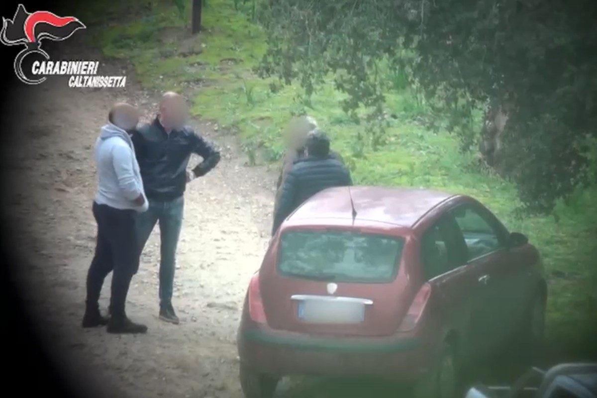 Non solo frane a Niscemi, lo smaltimento dell'olio vegetale era in mano alla mafia: "I miliardi ci facciamo"