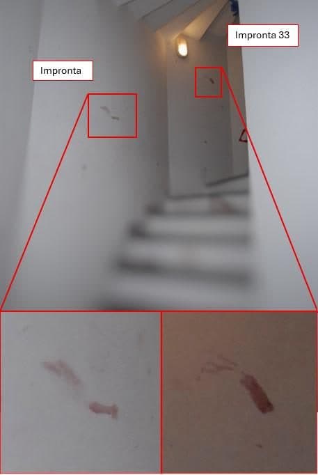 La scala della villetta di Garlasco e le impronte evidenziate sul muro