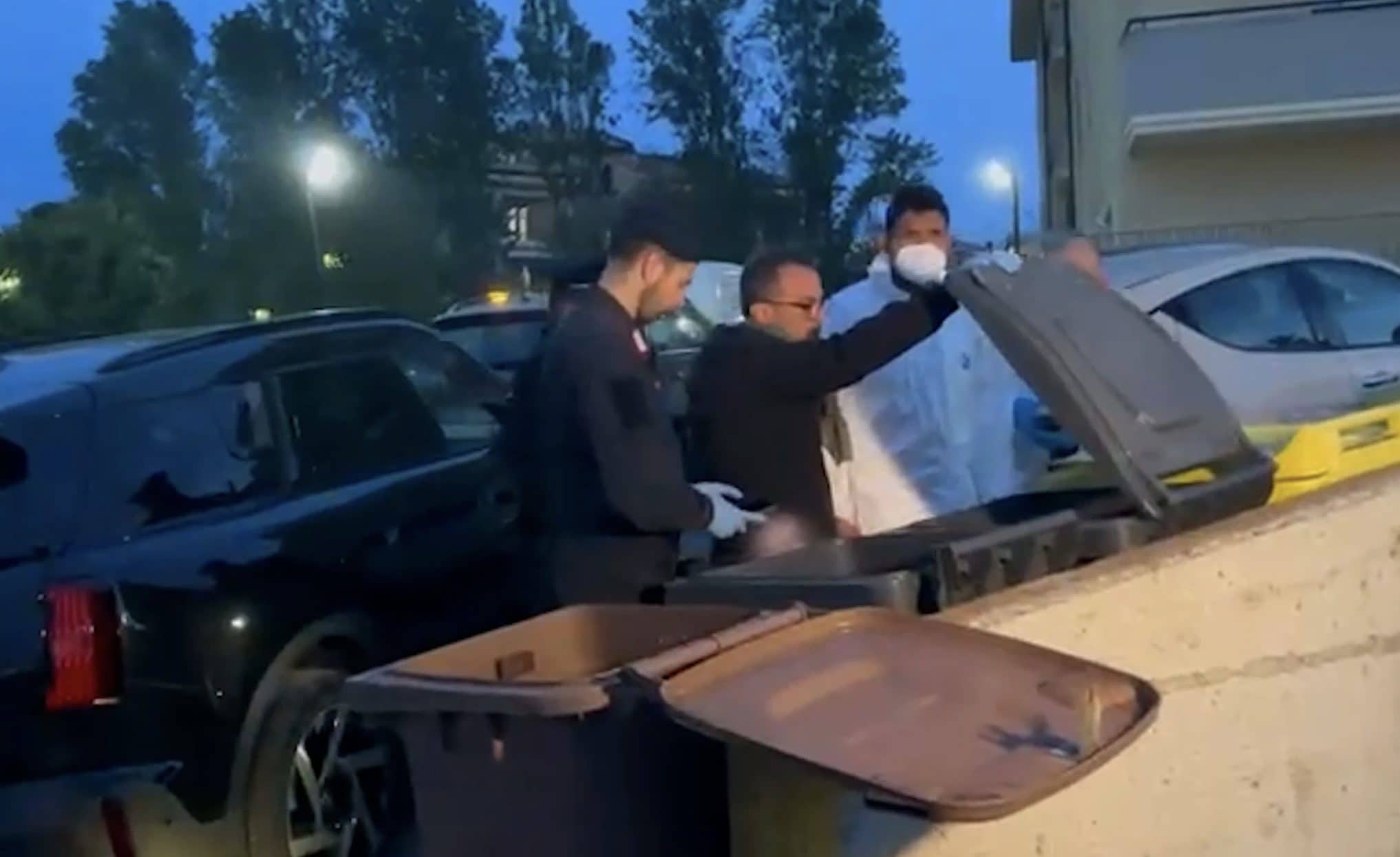 Gli investigatori sul luogo del delitto.