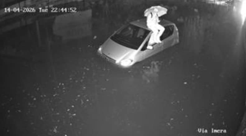 Il maltempo sferza Palermo, allagamenti e disagi, automobilista bloccato sul tettuccio dell'auto