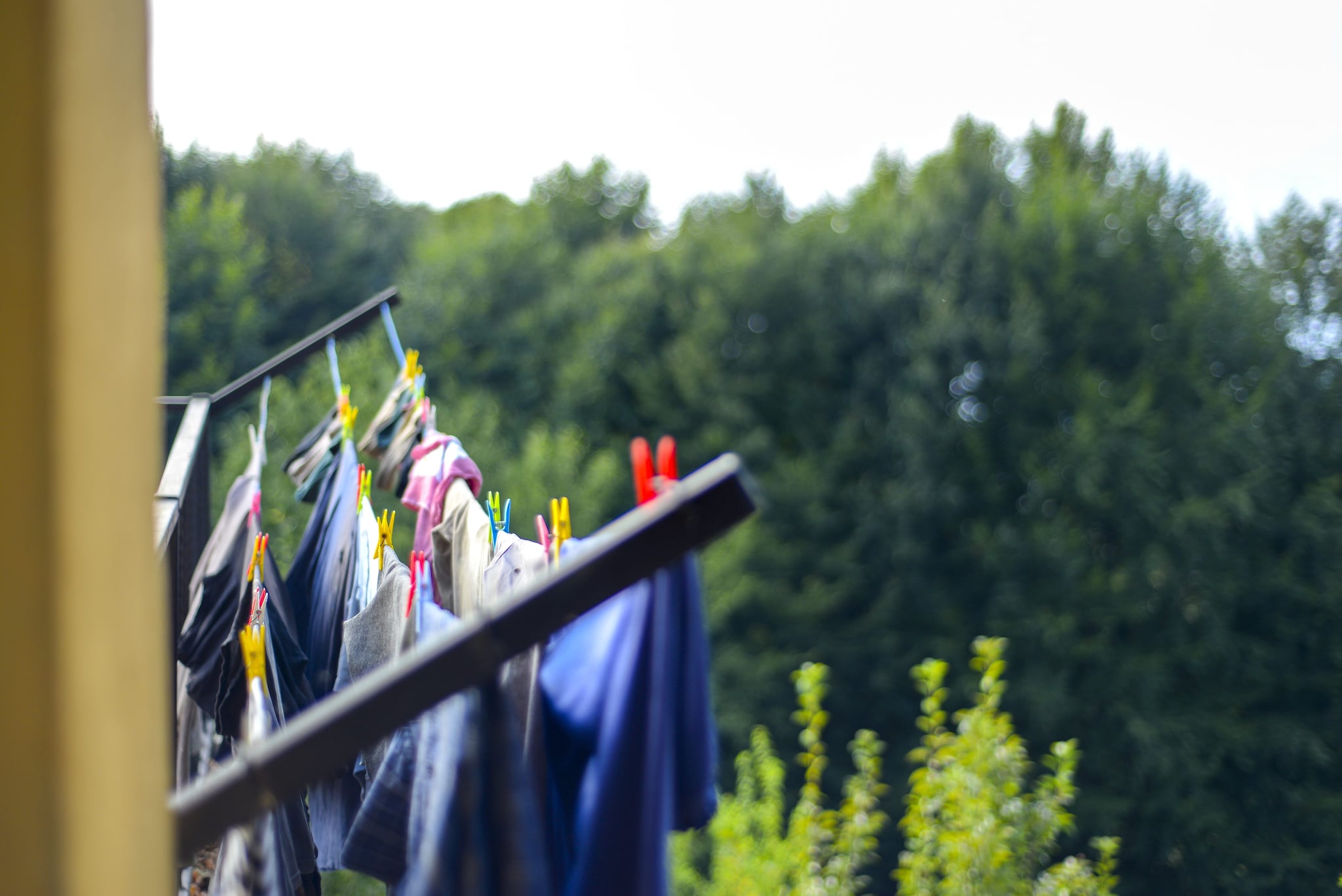Si sporge per recuperare panni stesi, cade dal balcone e rimane sospesa a 6 metri: salvata da carabiniere a Perugia