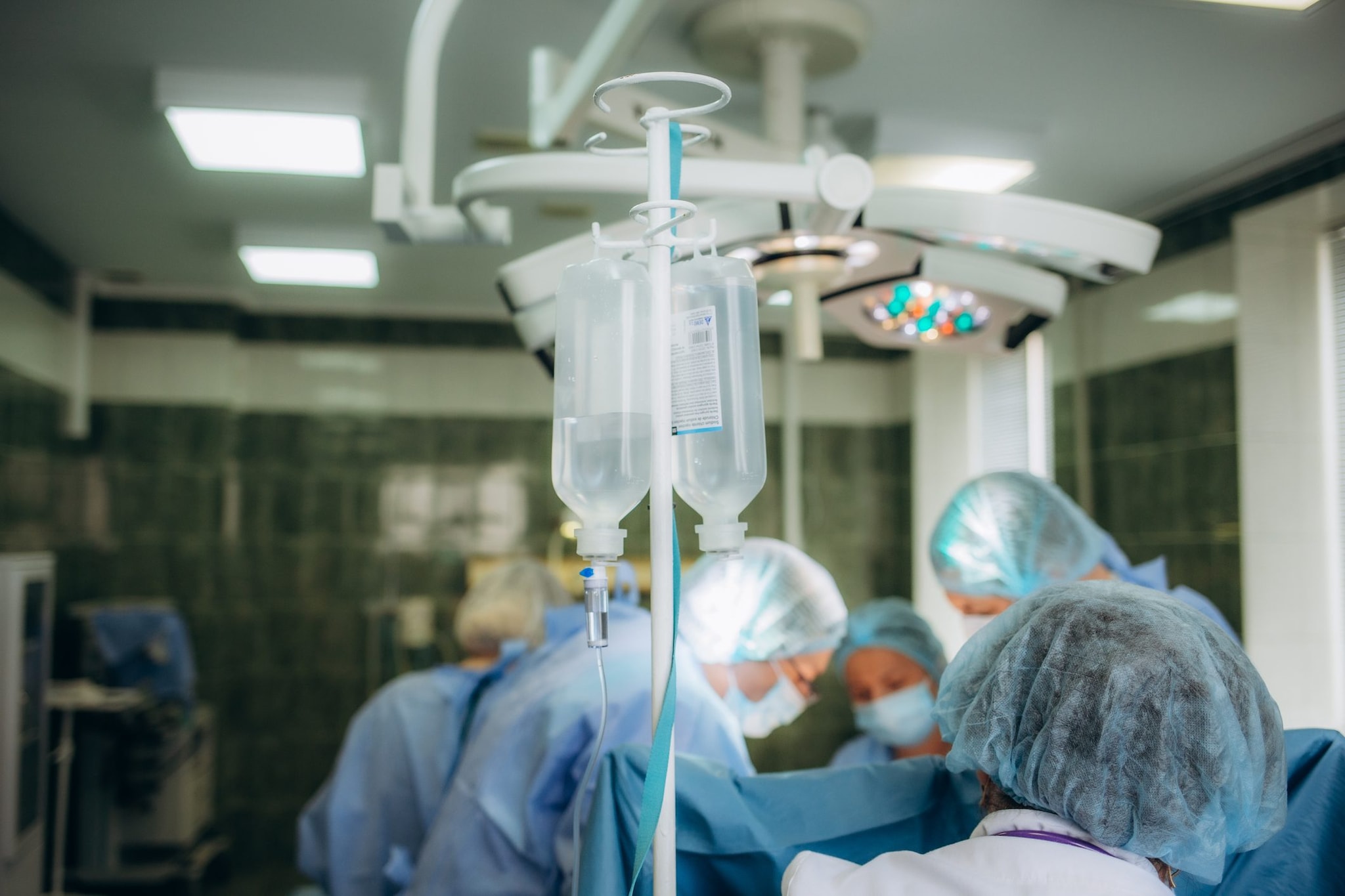 Parto cesareo d’urgenza nella notte a Cosenza: neonata lotta per la vita dopo lo schianto sulla Statale 107