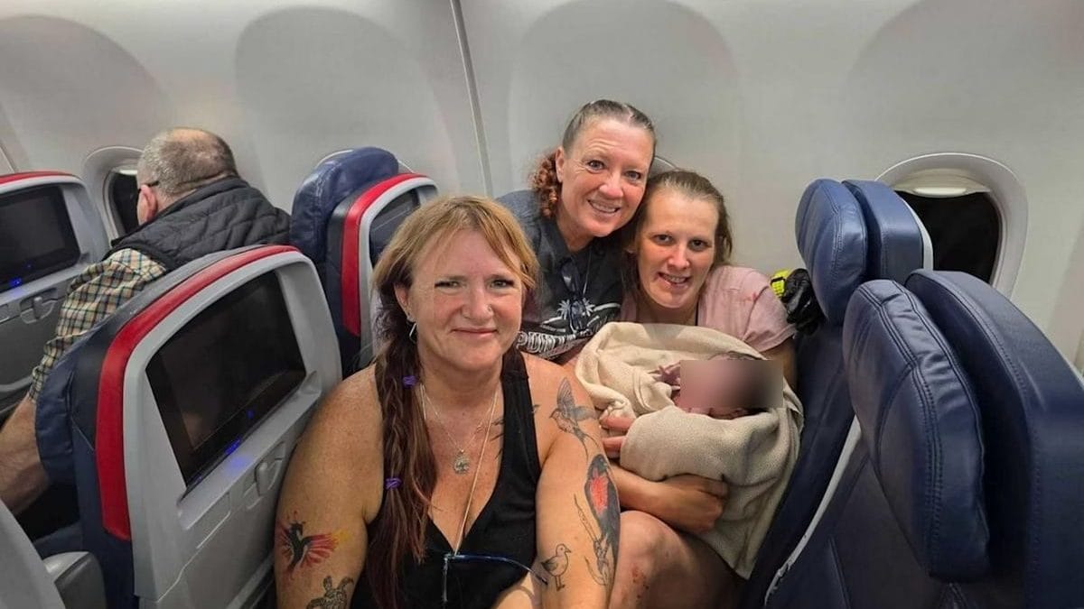 Le quattro protagoniste del parto in aereo (foto Facebook)