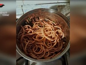 Torino, finta chef va a casa di un uomo e lo narcotizza con un piatto di spaghetti: si cercano altre vittime