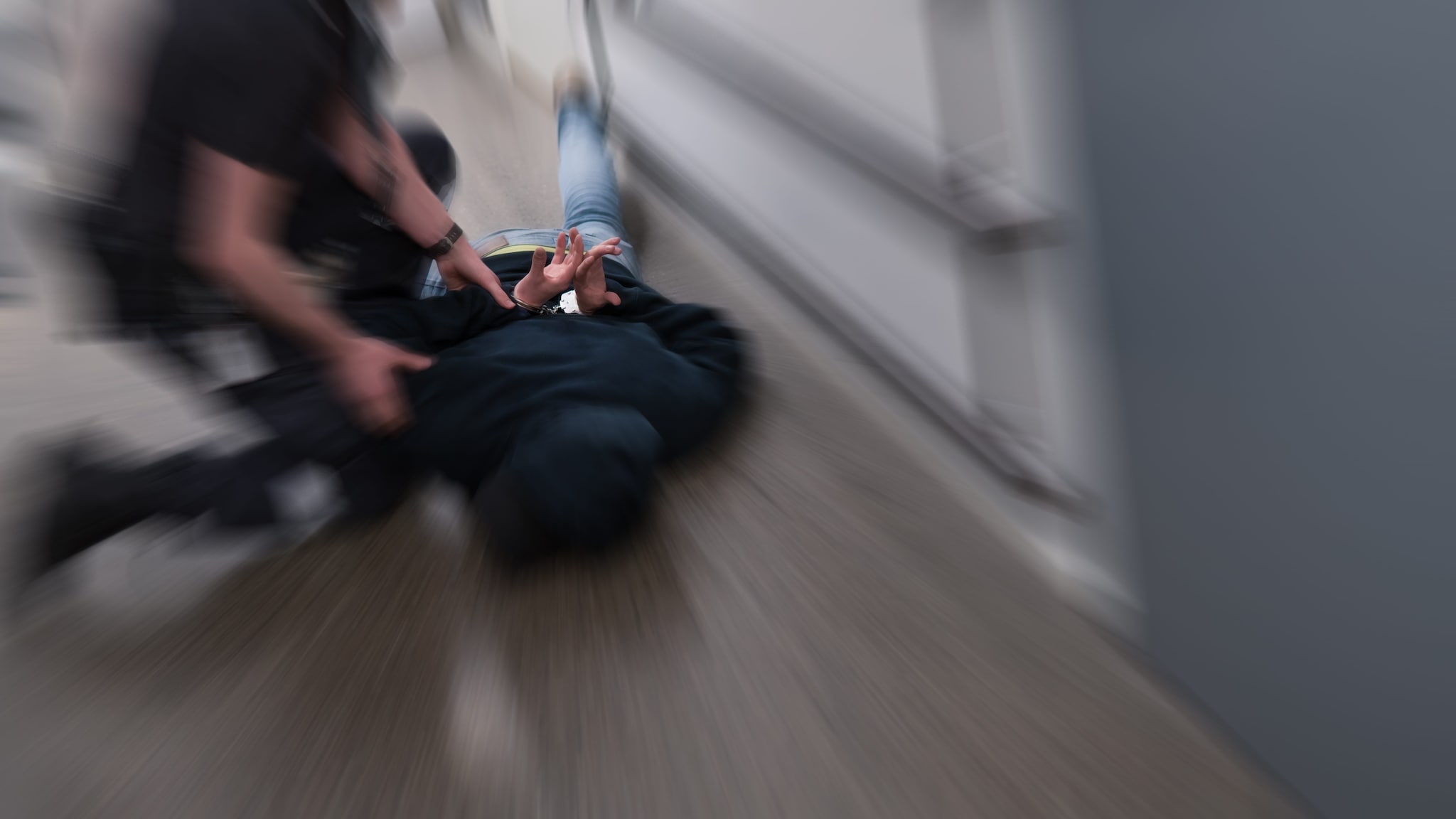 Cinisi, vince 100mila euro al gratta e vinci ma inizia l’incubo: minacciato, accoltellato e investito, 5 arresti