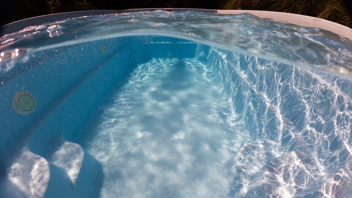 Morto in piscina a Rimini, l’autopsia sul corpo del 12enne: “Ferite su una gamba e sindrome da annegamento”