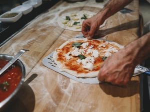 Pizza e bibita sempre più care, Bolzano e Sassari tra le città dove si spende di più: l’indagine di Altroconsumo