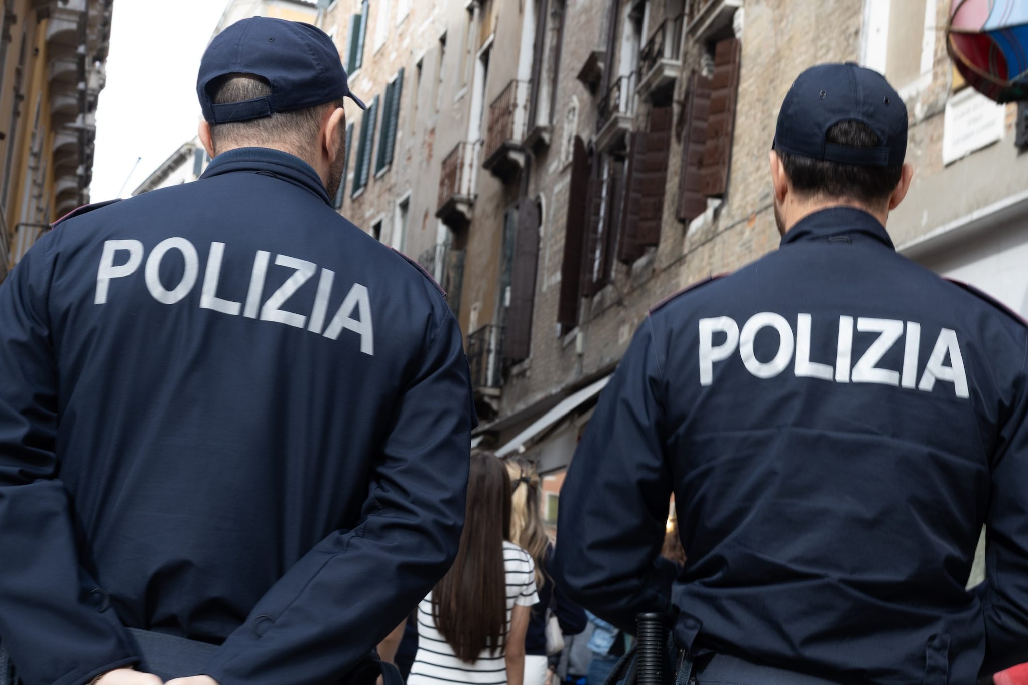 Uomo cade nel Canal Grande a Venezia e muore, indagini su dinamica dell'incidente e per identificare la vittima