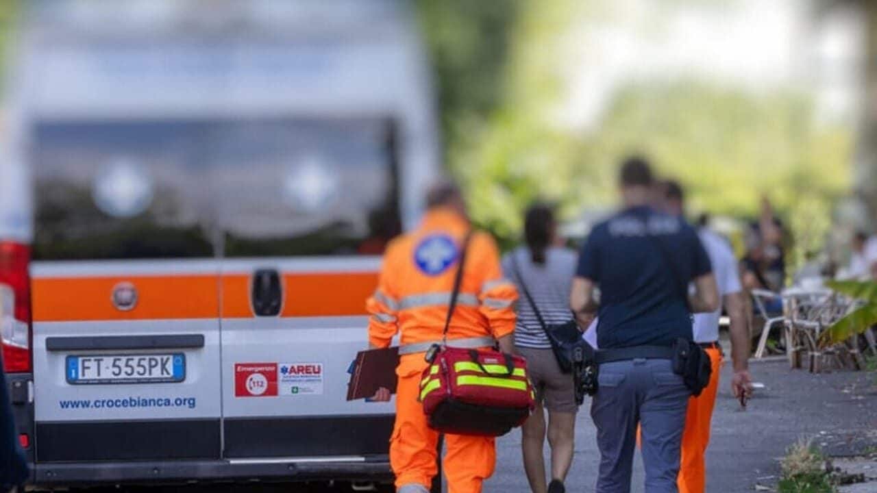 Modena, operaio schiacciato da un furgone mentre lo carica sul carro attrezzi: muore a 55 anni