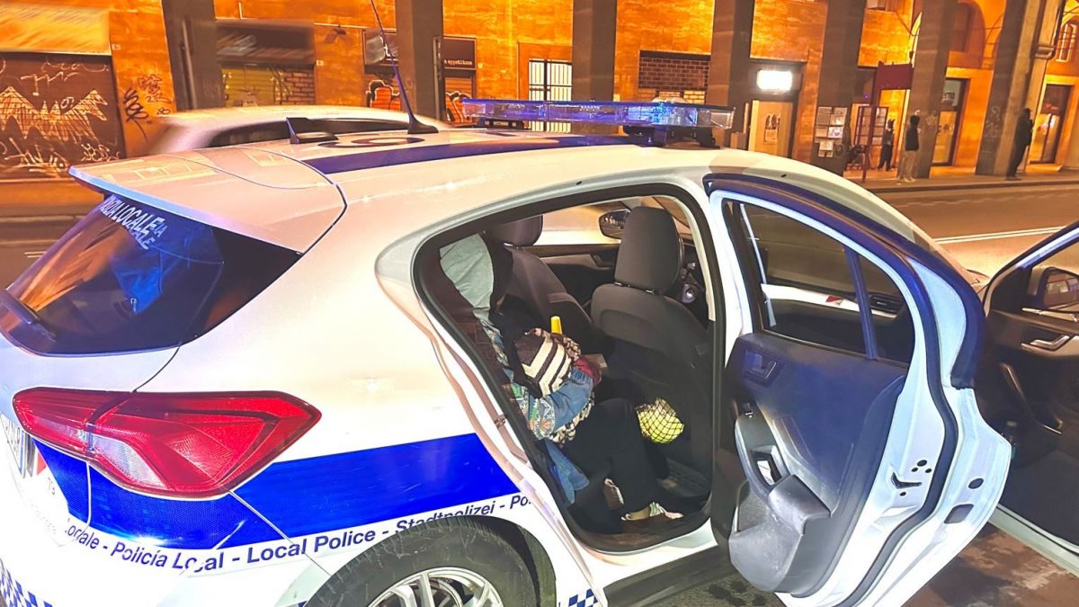 Il soccorso della polizia locale di Bologna alla famiglia in strada