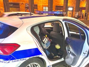 Dormono sotto i portici con bimbo di 18 mesi e ragazzino di 15 anni: la scoperta degli operatori in centro a Bologna