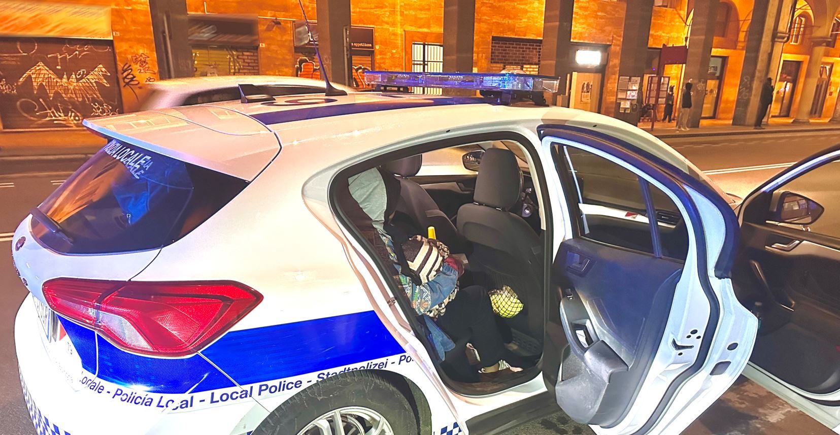 Dormono sotto i portici con bimbo di 18 mesi e ragazzino di 15 anni: la scoperta degli operatori in centro a Bologna