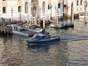 Venezia, agguato a Calle Lunga San Barnaba: due fratelli accoltellati, pista regolamento di conti