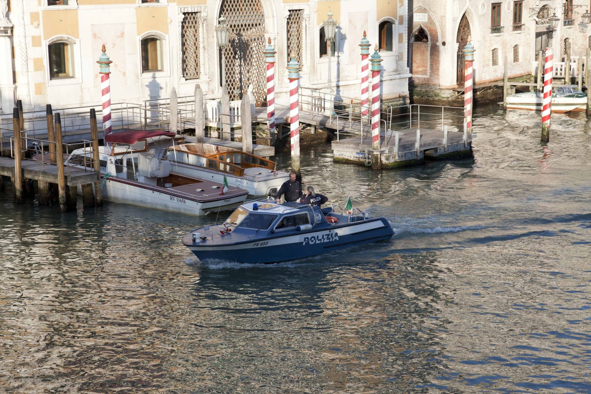 Venezia, agguato a Calle Lunga San Barnaba: due fratelli accoltellati, pista regolamento di conti