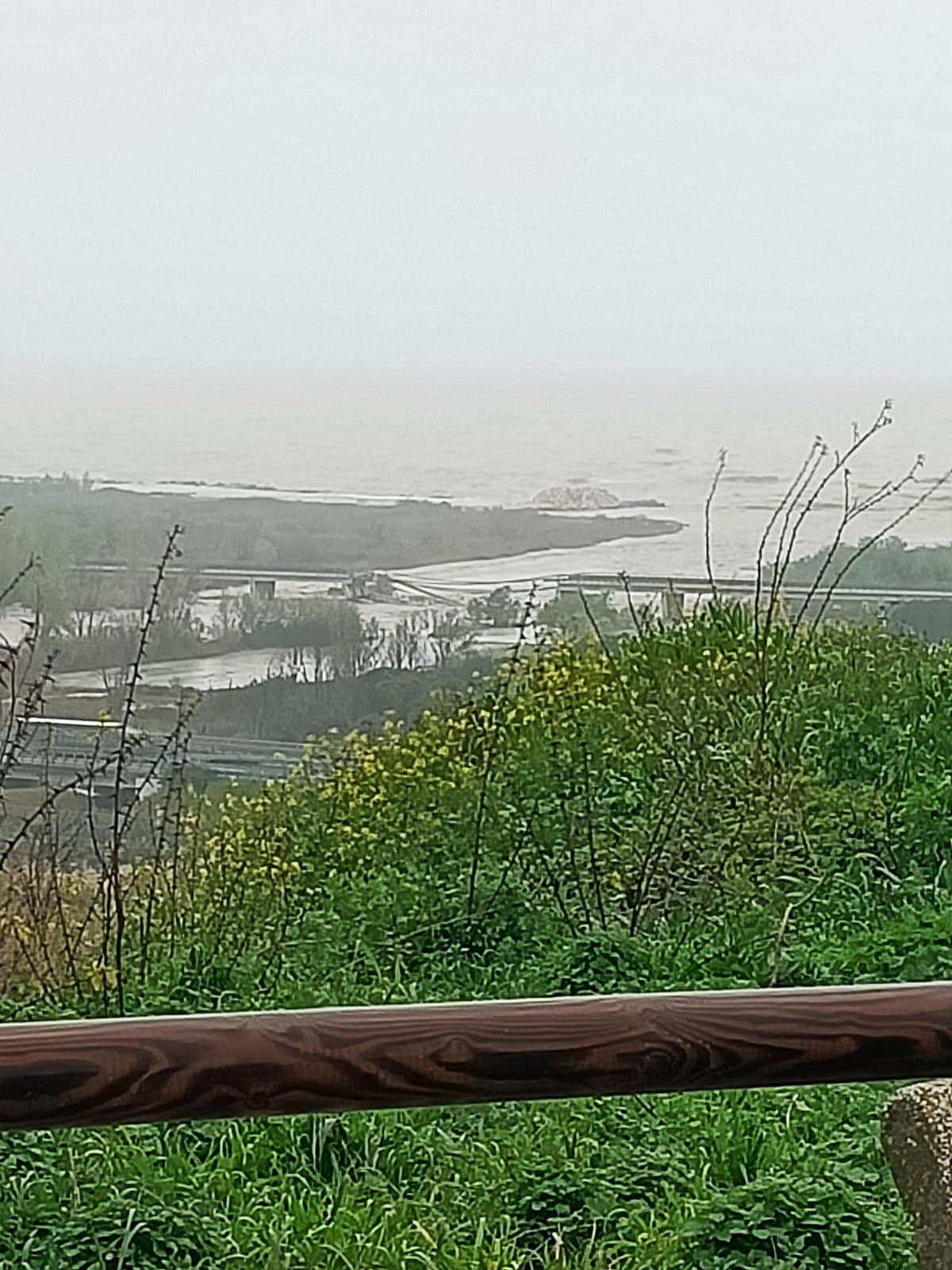 Il crollo del ponte visto da lontano (foto Facebook, Comune di Montenero di Bisaccia)