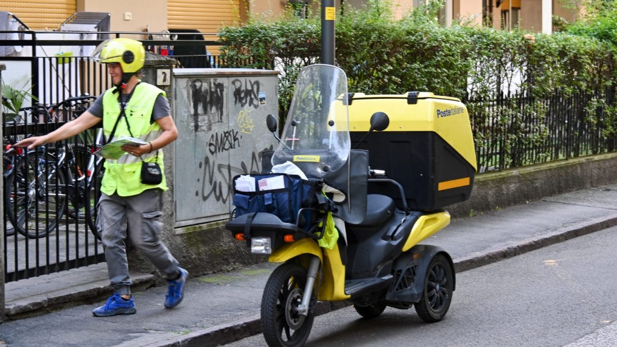 Una postina effettua una consegna