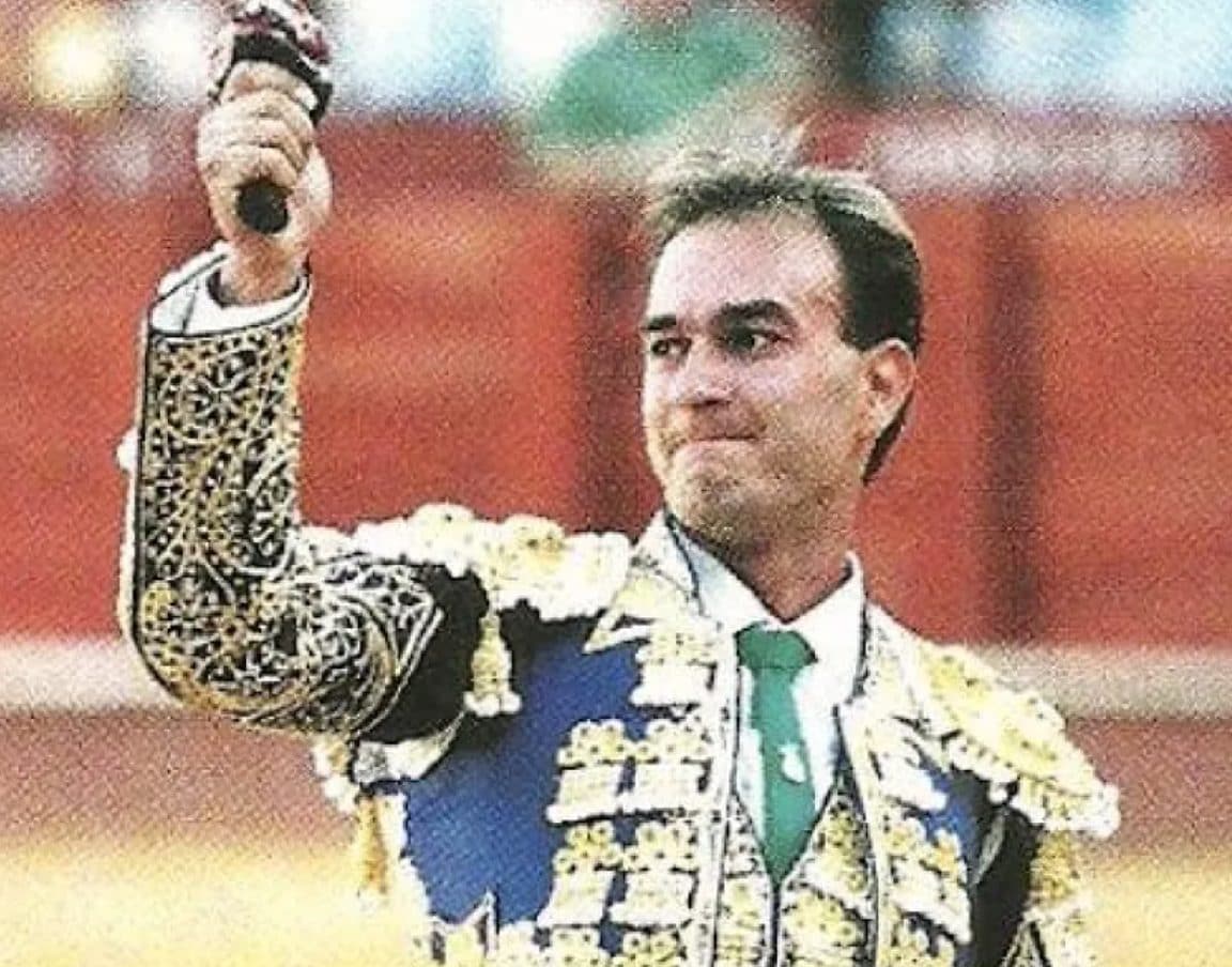 Tragedia a Malaga, ex matador incornato dal toro: morto sul colpo, stava preparando una corrida